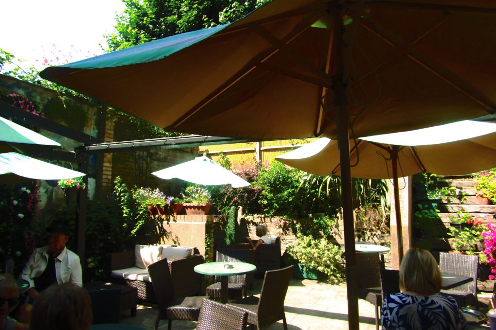 La Salle Verte patio
